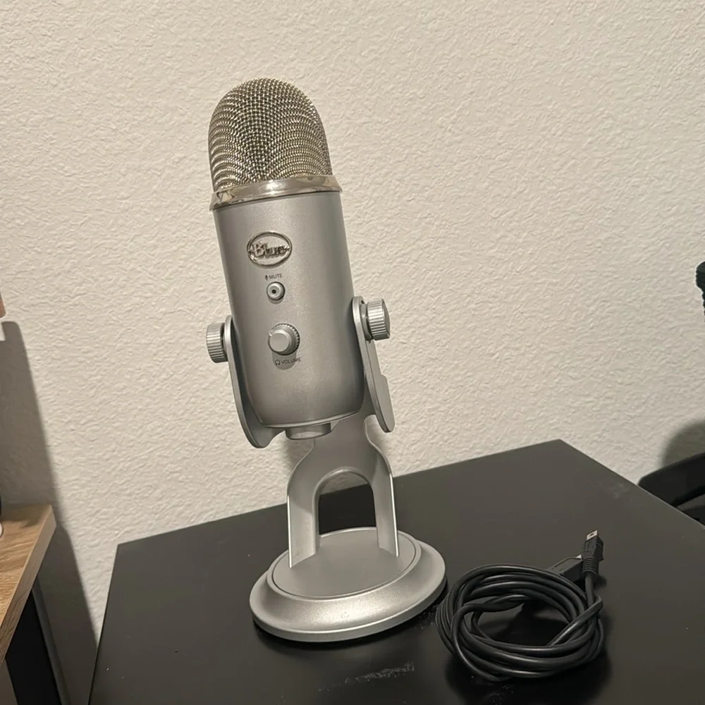 Blue Yeti USB Microphone (White Mist)